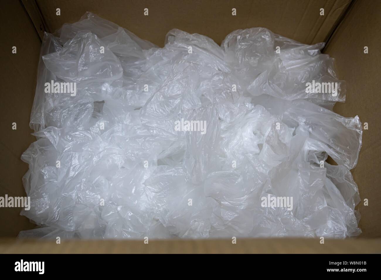 Plastikbeutel im Plastiketui für das Recycling genutzt. Stockfoto