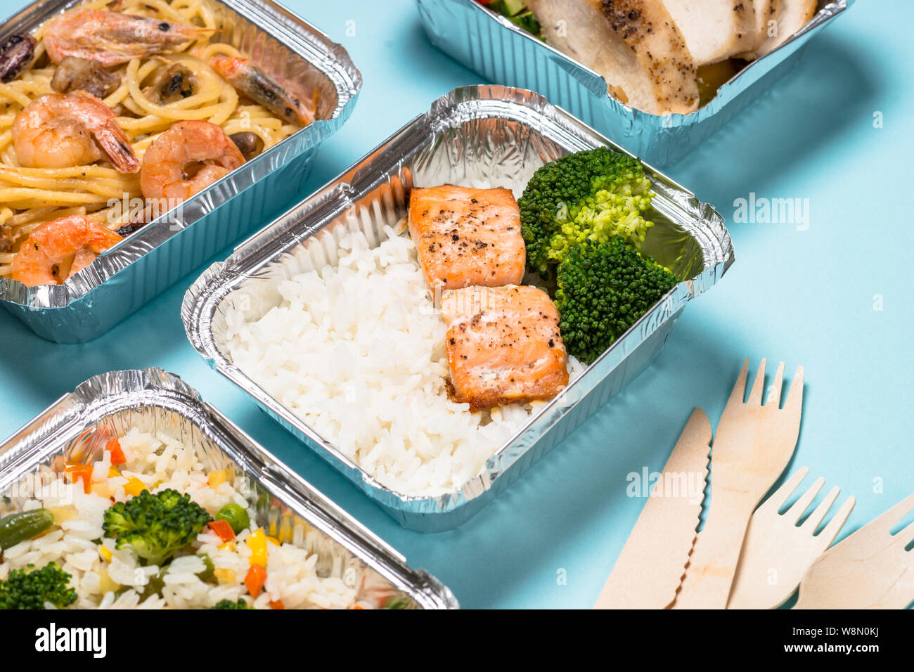 Essen Lieferung Konzept - gesundes Mittagessen in Kartons. Stockfoto