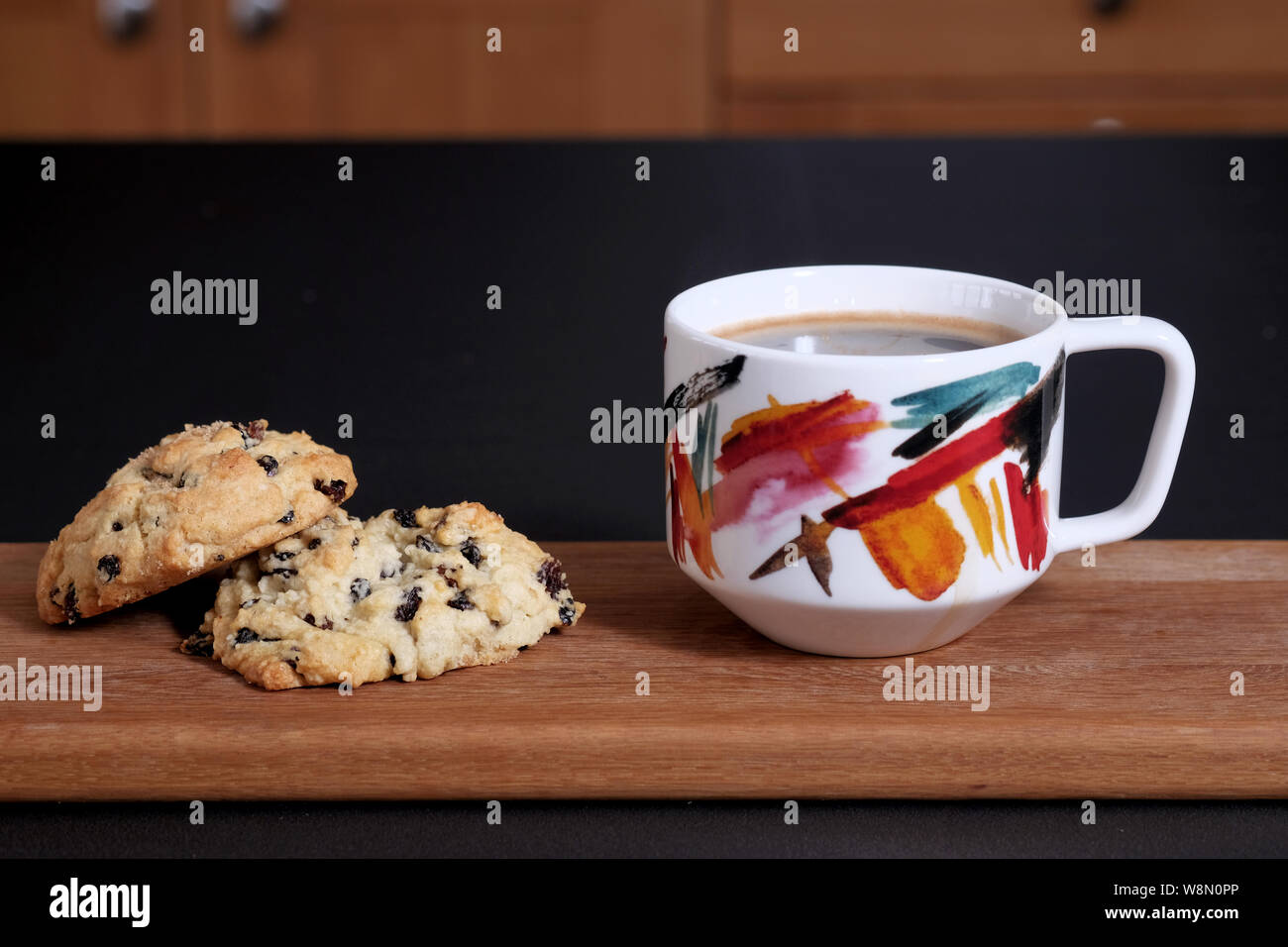 Zwei frisch zubereiteten, traditionellen, englischen Rock Kuchen mit einem Cop von schwarzen Kaffee Stockfoto