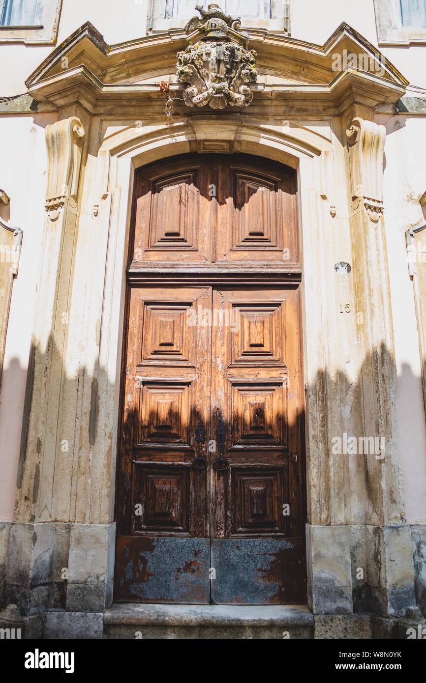 Alten portugiesischen Tür. Klassische Architektur aus Portugal. Jahrgang kulturellen Stil. Stockfoto