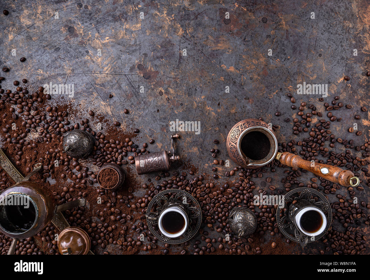 Kupfer Kaffeekanne (CEZVE), vintage Kaffeemühle, Tassen und Kaffeebohnen auf einem dunklen vintage Hintergrund Stockfoto