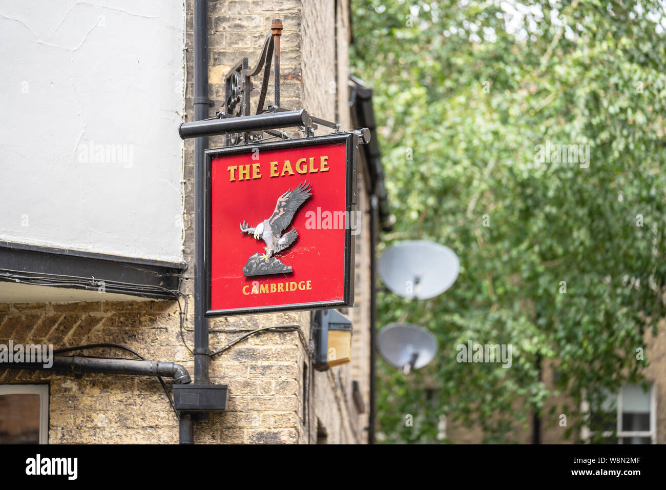 Cambridge, UK, 1. August 2019. Ursprünglich im Jahre 1667 eröffnet, als der Adler und Kind, der Adler ist eine der größeren Kneipen in Cambridge, England Stockfoto