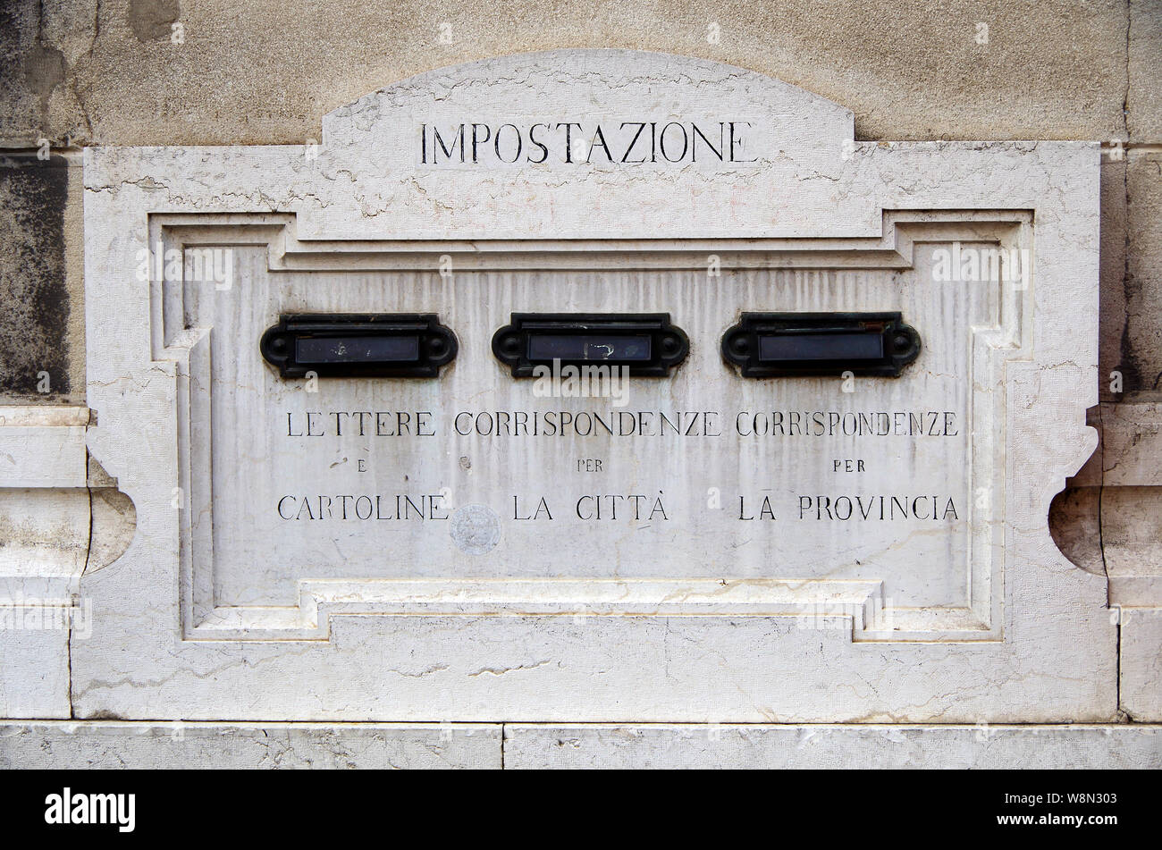 Ein Detail der Briefkästen, Briefkästen, in das Mauerwerk der wichtigsten Front von der Post in Piazza Martiri de Belfiore, Mantua, Italien, Stockfoto