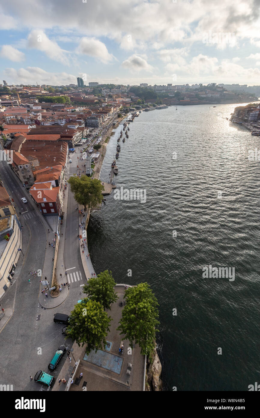 Über den Fluss Douro in Porto, Portugal. Uper-Deck von Luis I Brücke zwischen zwei Städten, Blick hinunter zum Fluss und Ribeira do Porto Stockfoto