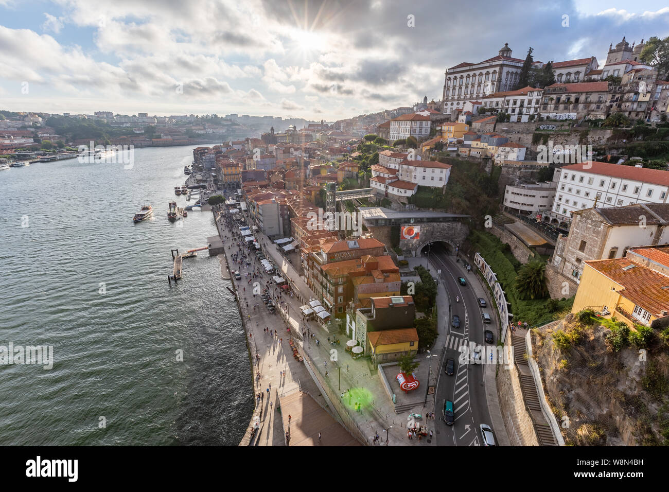 Über den Fluss Douro in Porto, Portugal. Uper-Deck von Luis I Brücke zwischen zwei Städten, Blick hinunter zum Fluss und Ribeira do Porto Stockfoto