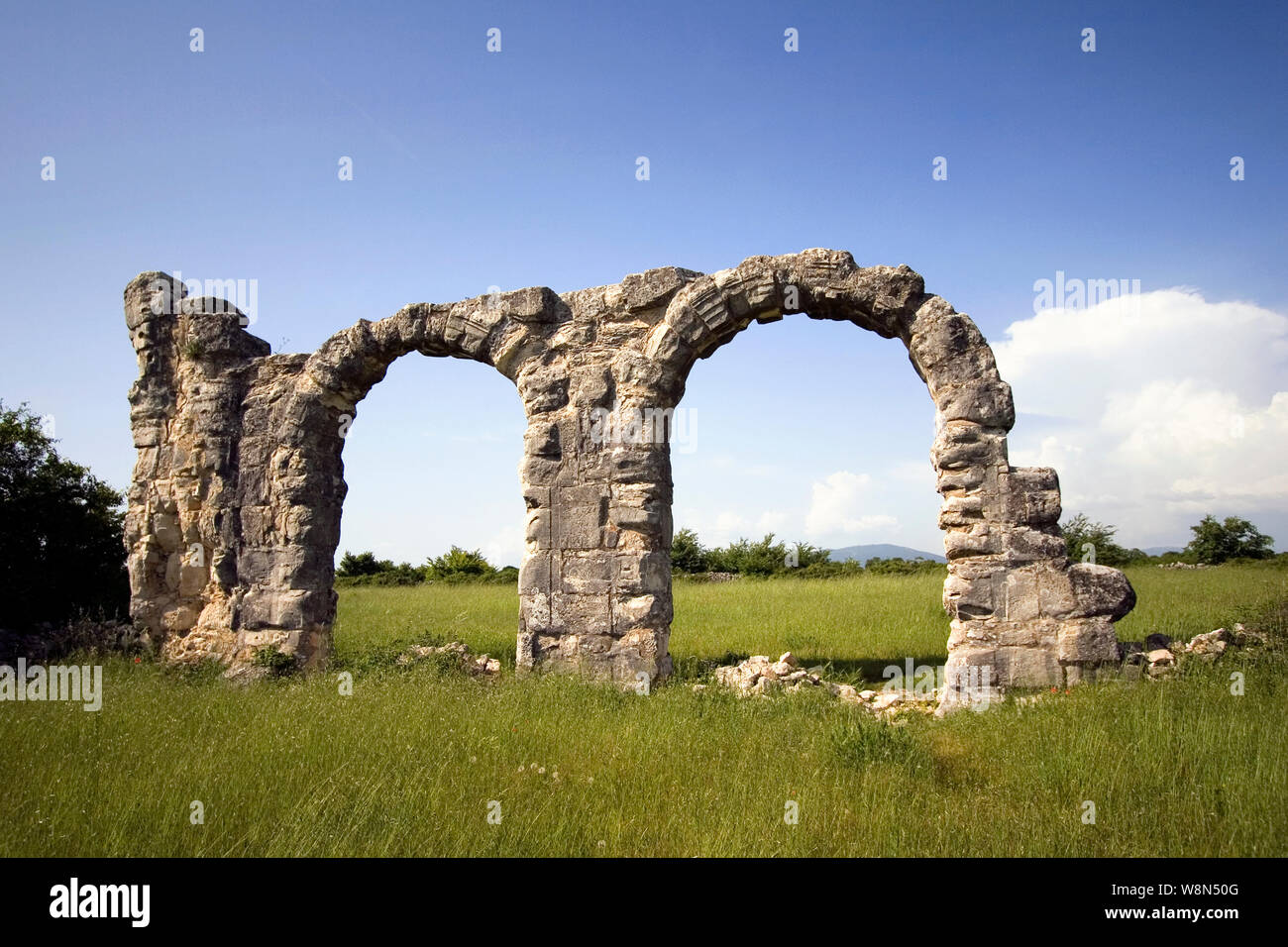 Burnum, eine archäologische Stätte, war eine römische Legion Camp und die Stadt. Es ist 2,5 km nördlich von Kistanje, Nationalpark Krka, das Hinterland in Dalmatien, Croa entfernt Stockfoto