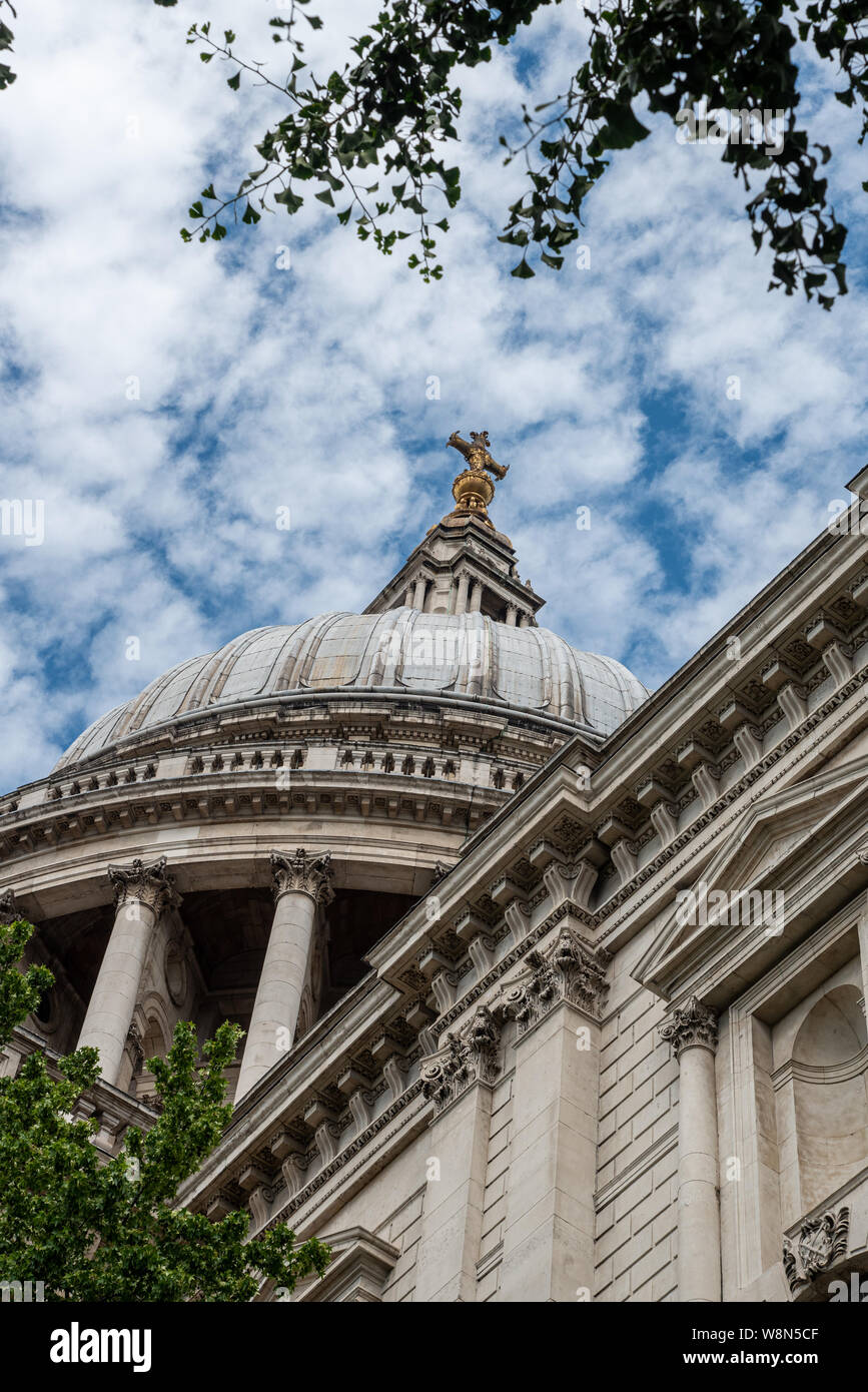 Die wunderschöne Kuppel des berühmten St Pauls Kathedrale in London, Vereinigtes Königreich Stockfoto