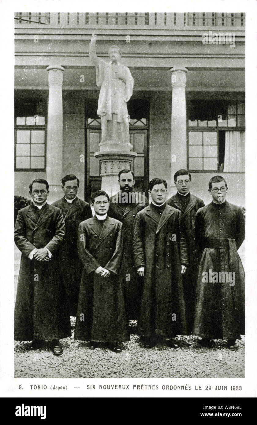 [1930er Jahre Japan - Japanische katholische Priester] - Sechs Neugeweihten katholischen Priester in Tokio am 29. Juni 1933 (Showa 8). 20. jahrhundert alte Ansichtskarte. Stockfoto