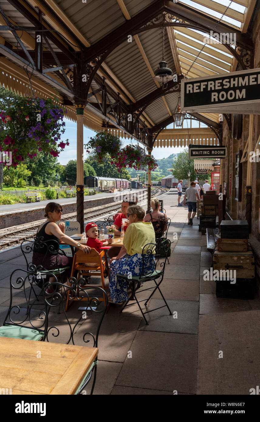 Winchcombe, Gloucestershire, England, UK. Winchcombe Station Kunden genießen eine Familie Mittagessen aus den 1950er Stil Teestube auf dem- Stockfoto