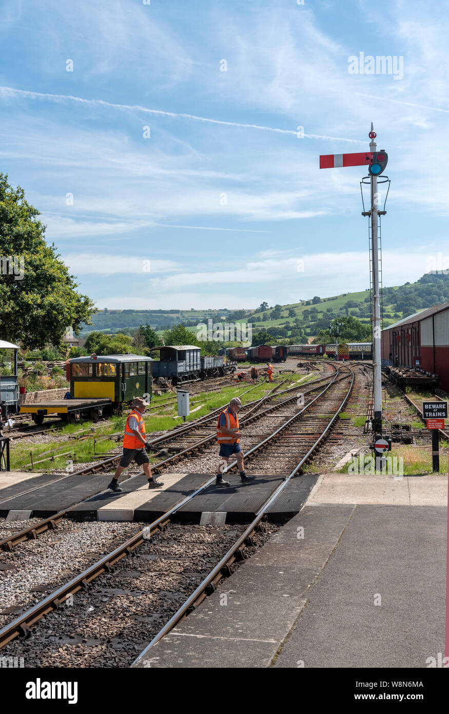 Winchcombe, Gloucestershire, England, UK. August 2019. Freiwillige Überquerung der Bahnstrecke von der Gloucestershire Warwickshire Steam Railway. Stockfoto