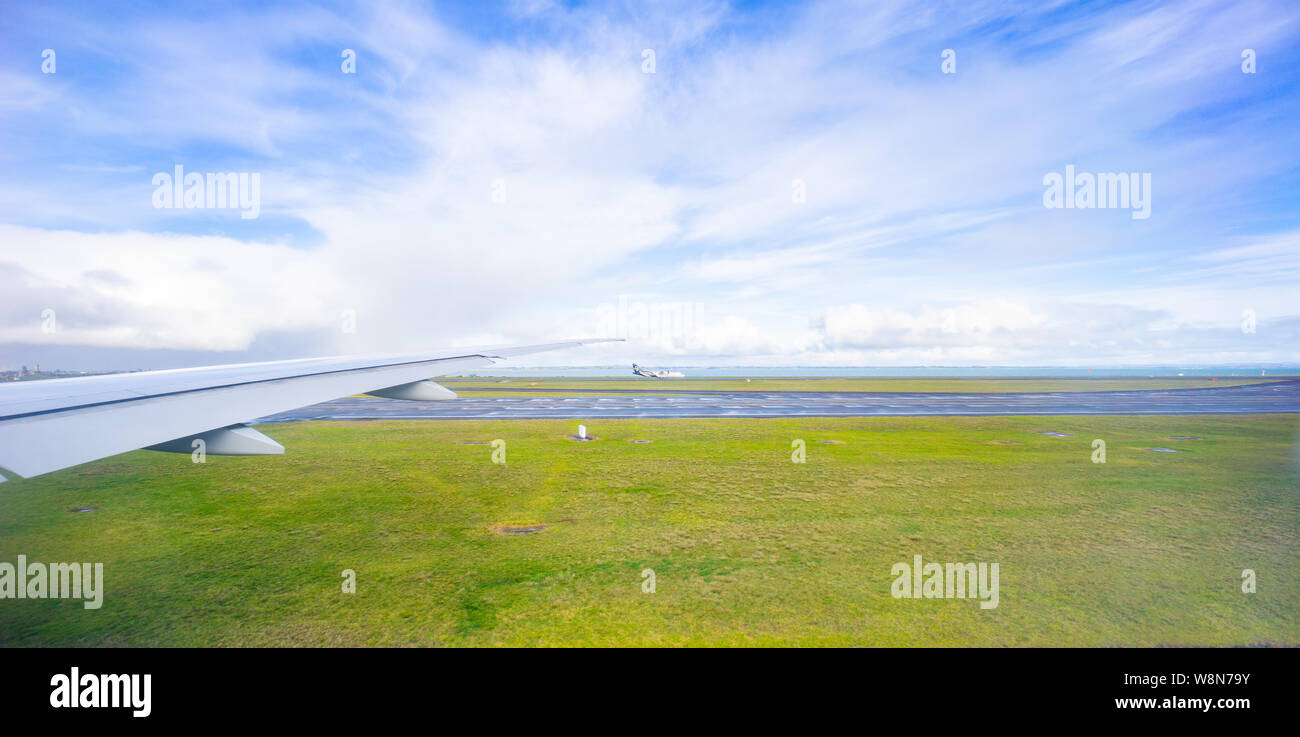 Auckland Airport Start- und Landebahnen und Flugzeuge mit weißen bewölkten Himmel. Stockfoto