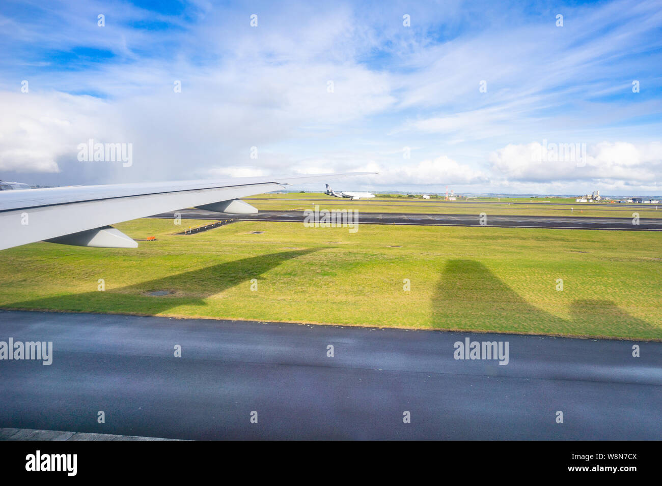 AUCKLAND, Neuseeland - 9. JULI 2019; Air New Zealand Flugzeug taxiis auf weit Landebahn yhrough Flugzeug Fenster auf dem Auckland Flughafen Landebahn Stockfoto