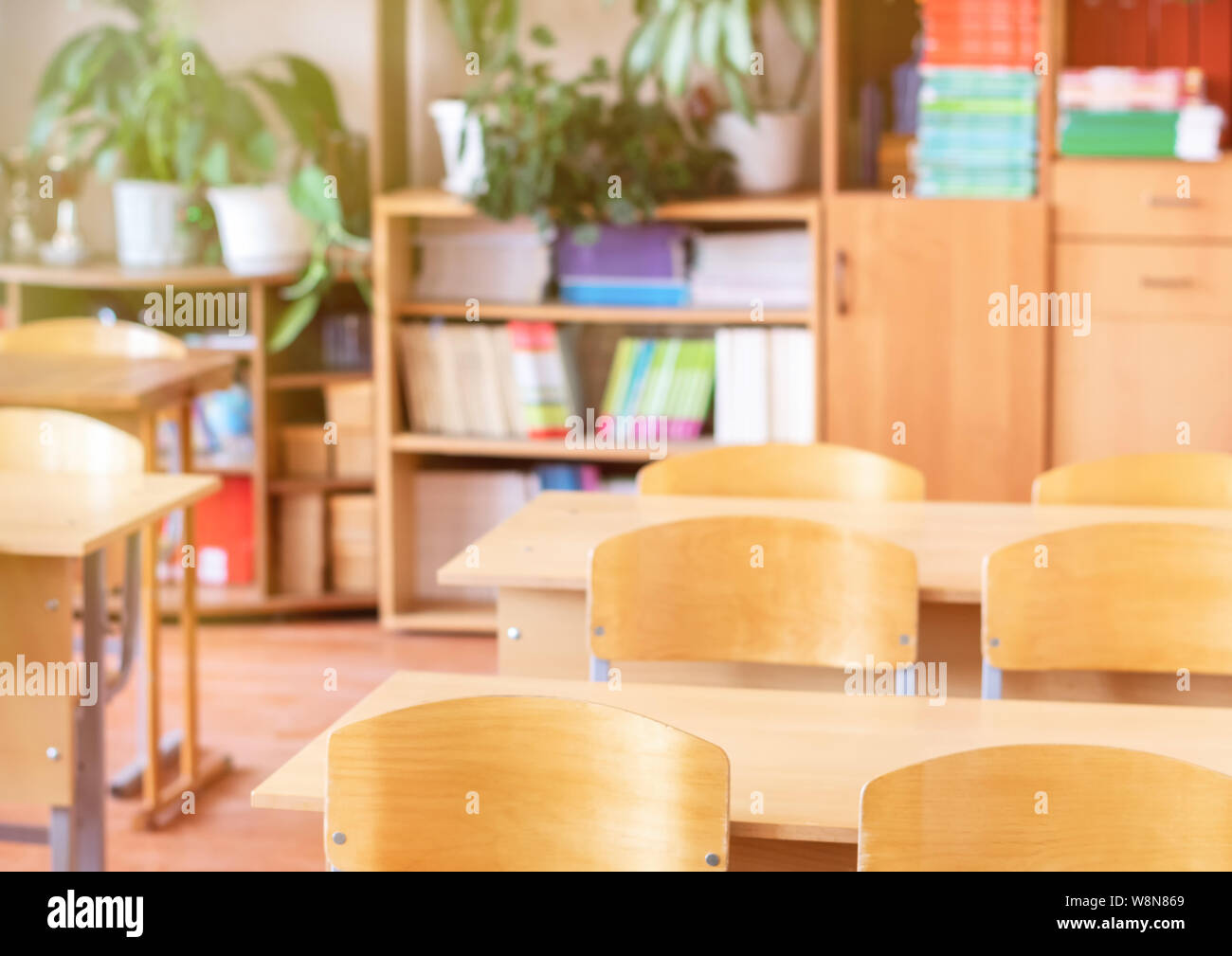 Zurück zu Schule. Schule Schreibtisch vor dem Hintergrund eines Klassenzimmers. Selektiver Fokus Stockfoto
