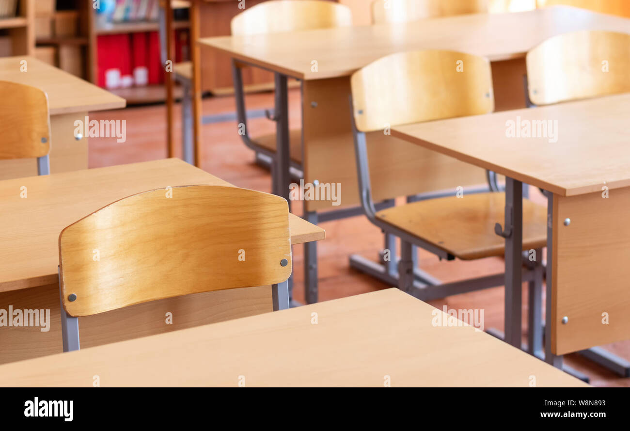 Leere Schule Klasse. Schulbänke und Stühle, zurück in die Schule. Anfang des Schuljahres. Stockfoto