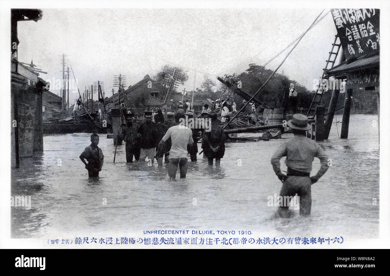 [1910s Japan - Kanto Flut in Tokio, 1910] - zerstörte Häuser in der Kita Senju (北千住), derzeit Adachi-ku (足立区), Tokyo, während der Flut vom 11. August 1910 (Meiji 43). Dies ist eine Katastrophe, jetzt bekannt als die Kanto Flut (関東大水害, Kanto Dai Suigai). Es war die dritte Tokio schlimmsten Flutkatastrophe des 20. Jahrhunderts. 20. jahrhundert alte Ansichtskarte. Stockfoto