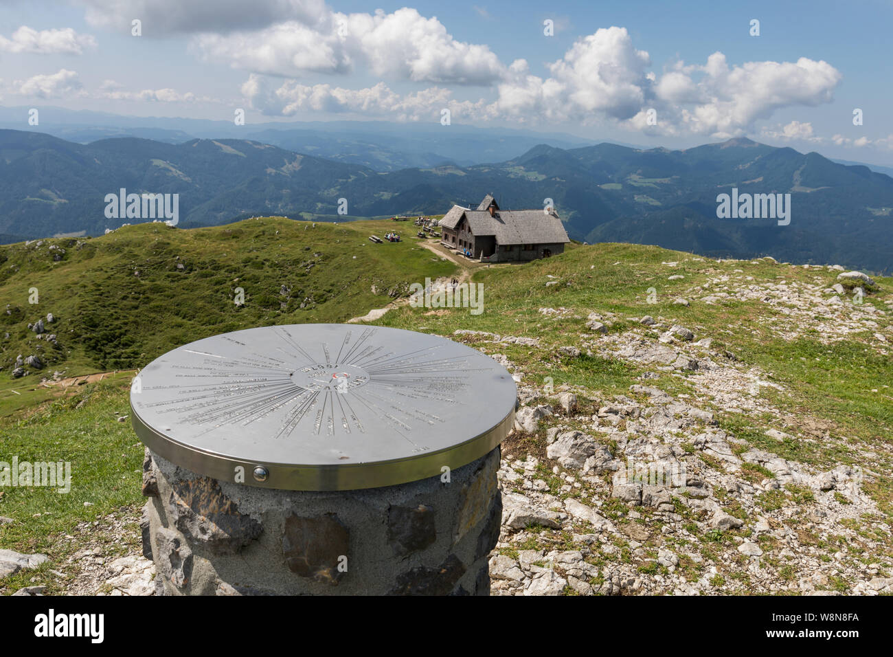 Krek Hütte auf Ratitovec (Krekova koča na Ratitovcu) unterhalb der Gipfel des Gladki vrh, Julische Alpen, Slowenien Stockfoto