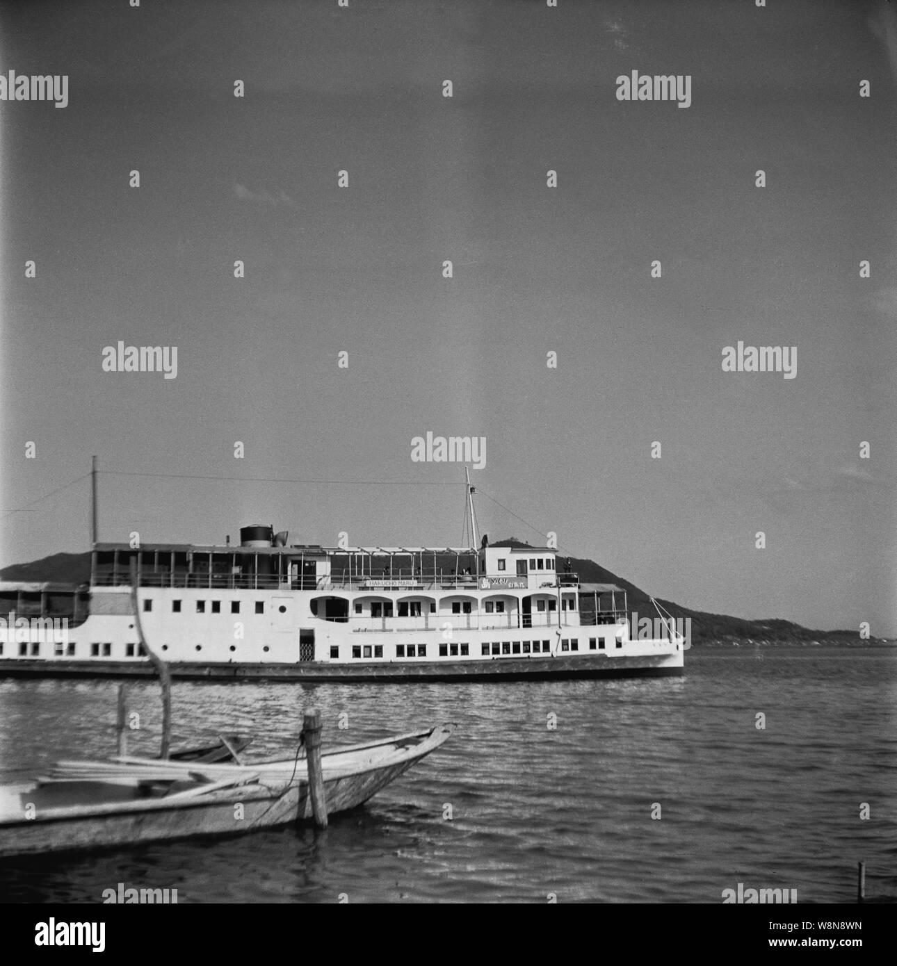 [1930er Jahre Japan - Japanische Kreuzfahrt auf dem Lake Biwa] - ein Schiff der Biwako Kisen Steamship Co., Ltd., ein Unternehmen, das organisiert Kreuzfahrten und Fähren auf Biwa See in der Shiga Präfektur. Das Unternehmen wurde im Jahre 1869 (Meiji 2) gegründet und ist heute noch im Geschäft. Das Schiff auf diesem Foto ist der Hakucho Maru (Swan). Es war, da die Momotaro Maru im März 1927 (Showa 2), aber umbenannt wurde im Februar 1930 (Showa 5). 20. Jahrhundert vintage Negativfilm. Stockfoto