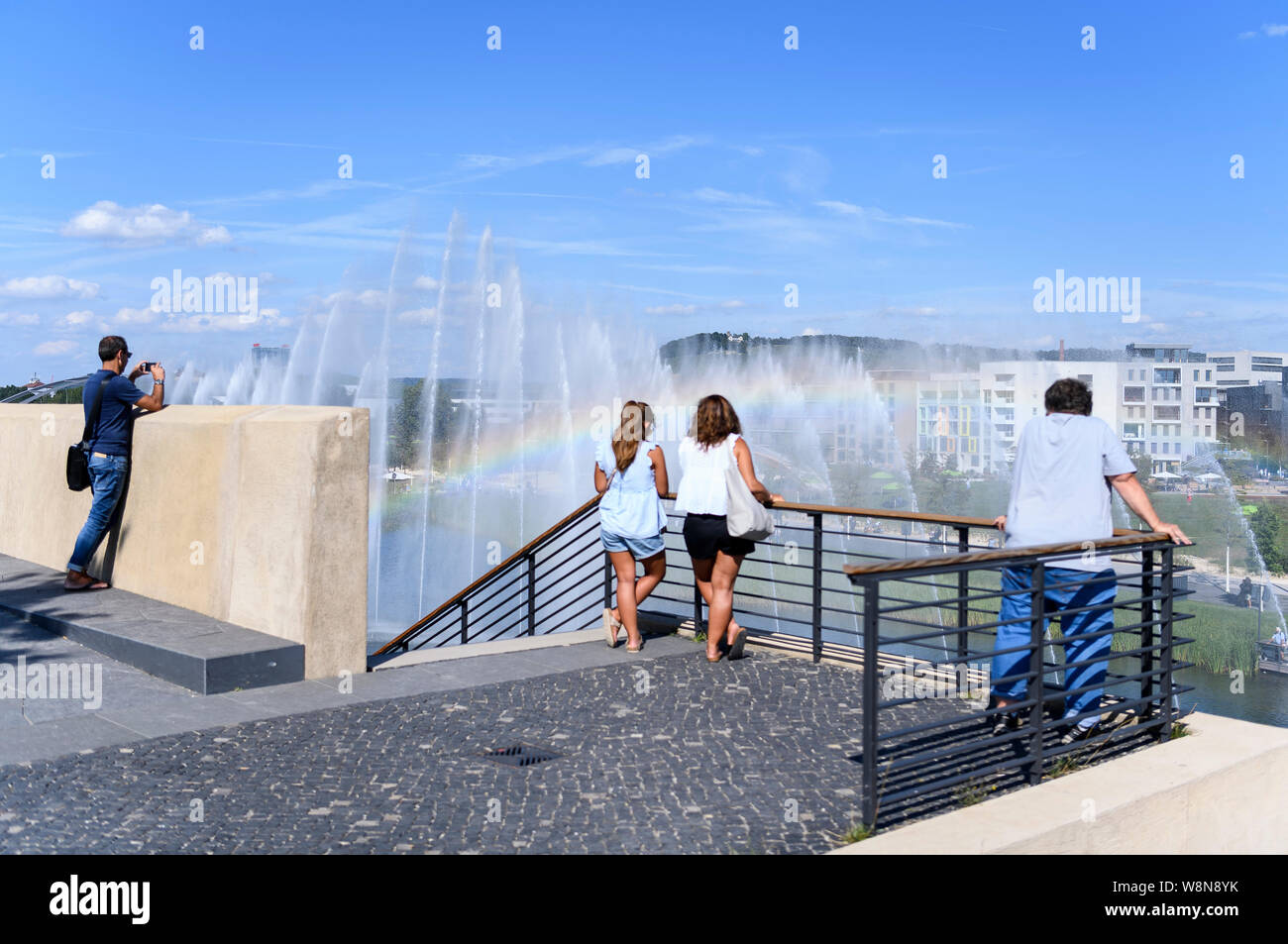 Heilbronn, Deutschland. 08 Aug, 2019. Bei sonnigem Wetter sehen Sie ein Wasserspiel auf der Bundesgartenschau. Credit: Edith Geuppert/dpa/Alamy leben Nachrichten Stockfoto