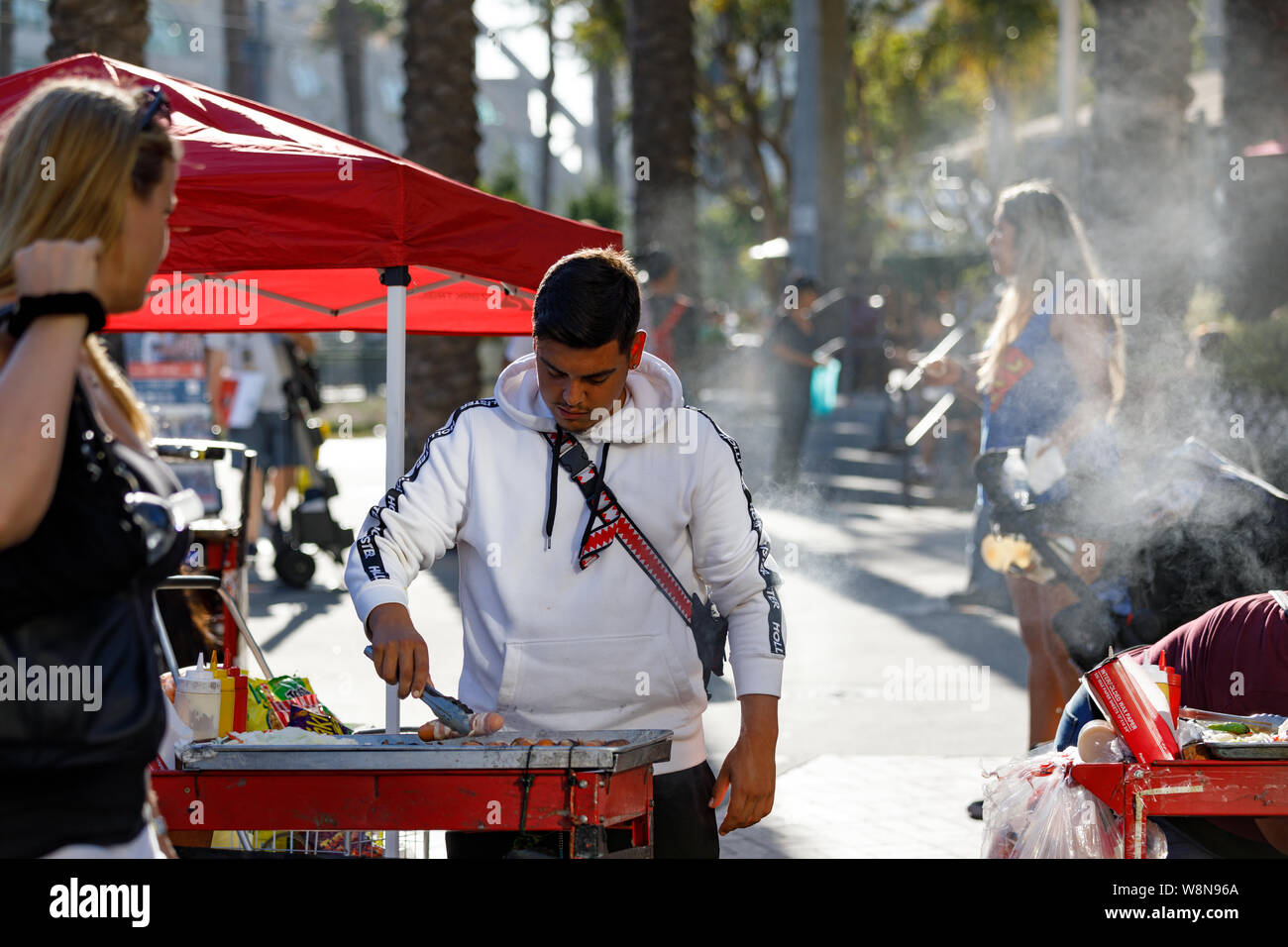 Hotdog vendor im Gaslamp Viertel während der Comic Con 2019 Stockfoto