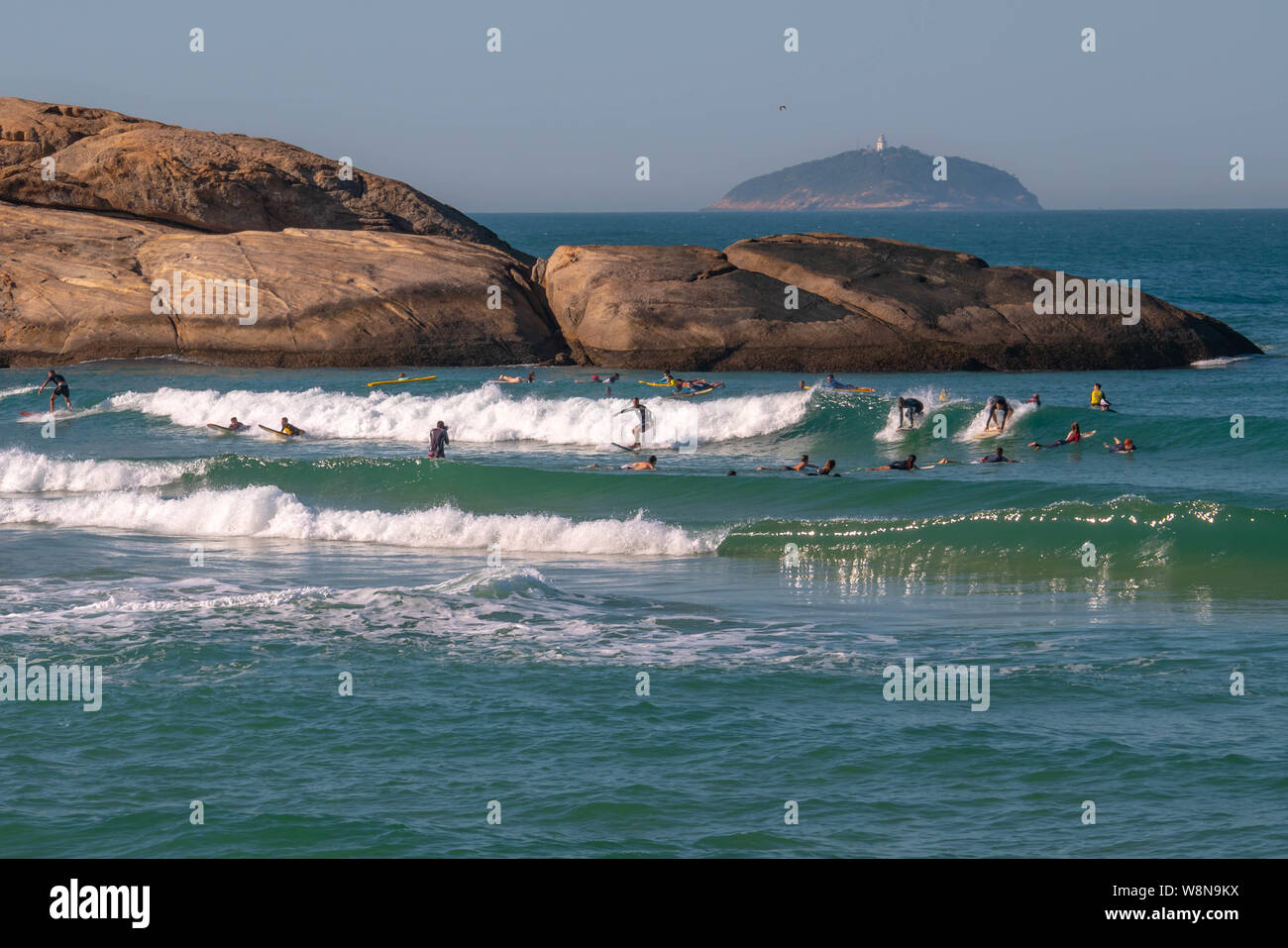 Rio de Janeiro, Brasilien - 10. August 2019: amateur Surfer Spaß mit kleinen Wellen in arpoador an einem sonnigen Samstag Morgen Stockfoto