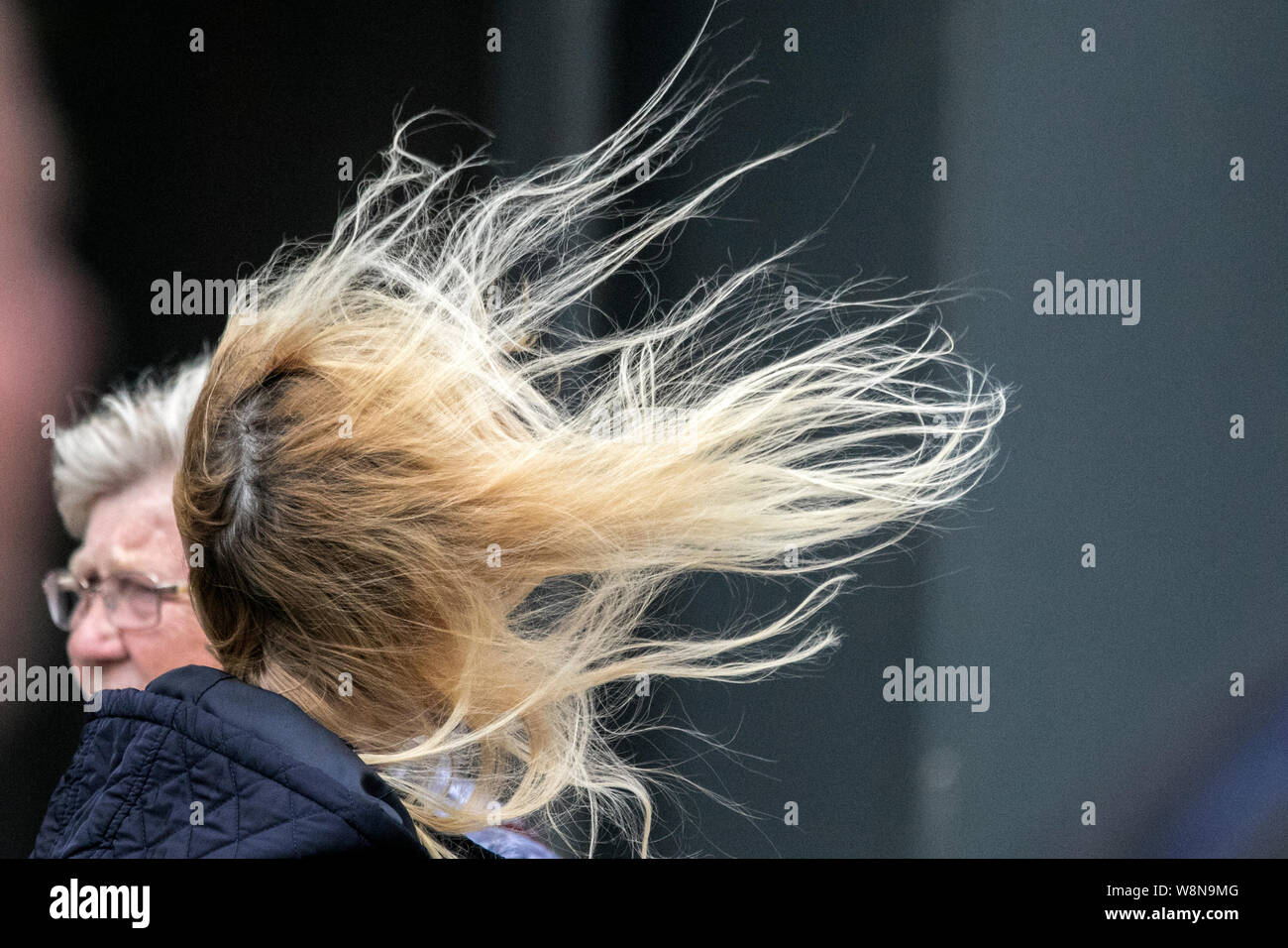 wind fegte das haar stockfotos und bilder kaufen alamy