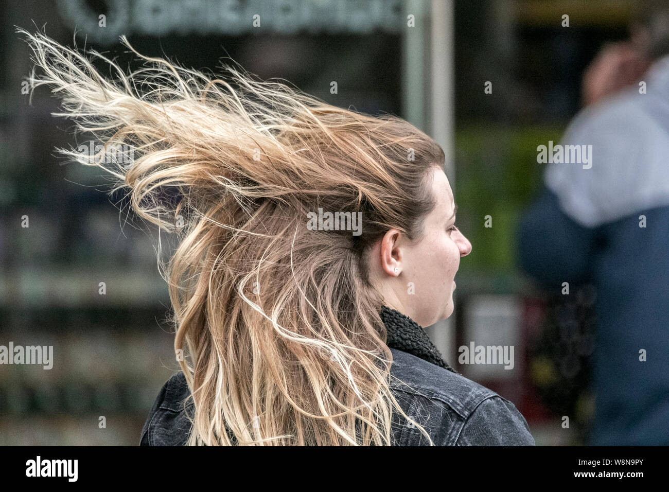 Wind Fegte Das Haar Stockfotos Und Bilder Kaufen Alamy