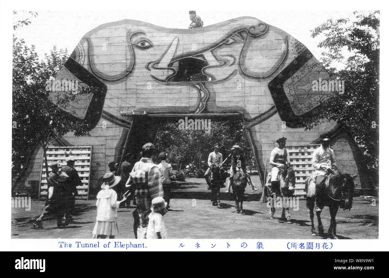 [1920s Japan - Japanische Freizeitpark] - Menschen reiten Pferde quer durch den Elefanten Tunnel in Kamakura Prince Yuenchi Vergnügungspark. Der Park wurde in Tsurumi-ku, Yokohama, Kanagawa Präfektur befindet. Es wurde in 1914 (taisho 3) durch Geschäftsmann Hirataka Hiraoka (1860-1934). Der Park geschlossen wurde 1946 (Showa 21), die Gebäude wurden abgerissen und ein Pferd Rennstrecke wurde auf die Lage des Park gebaut. 20. jahrhundert alte Ansichtskarte. Stockfoto