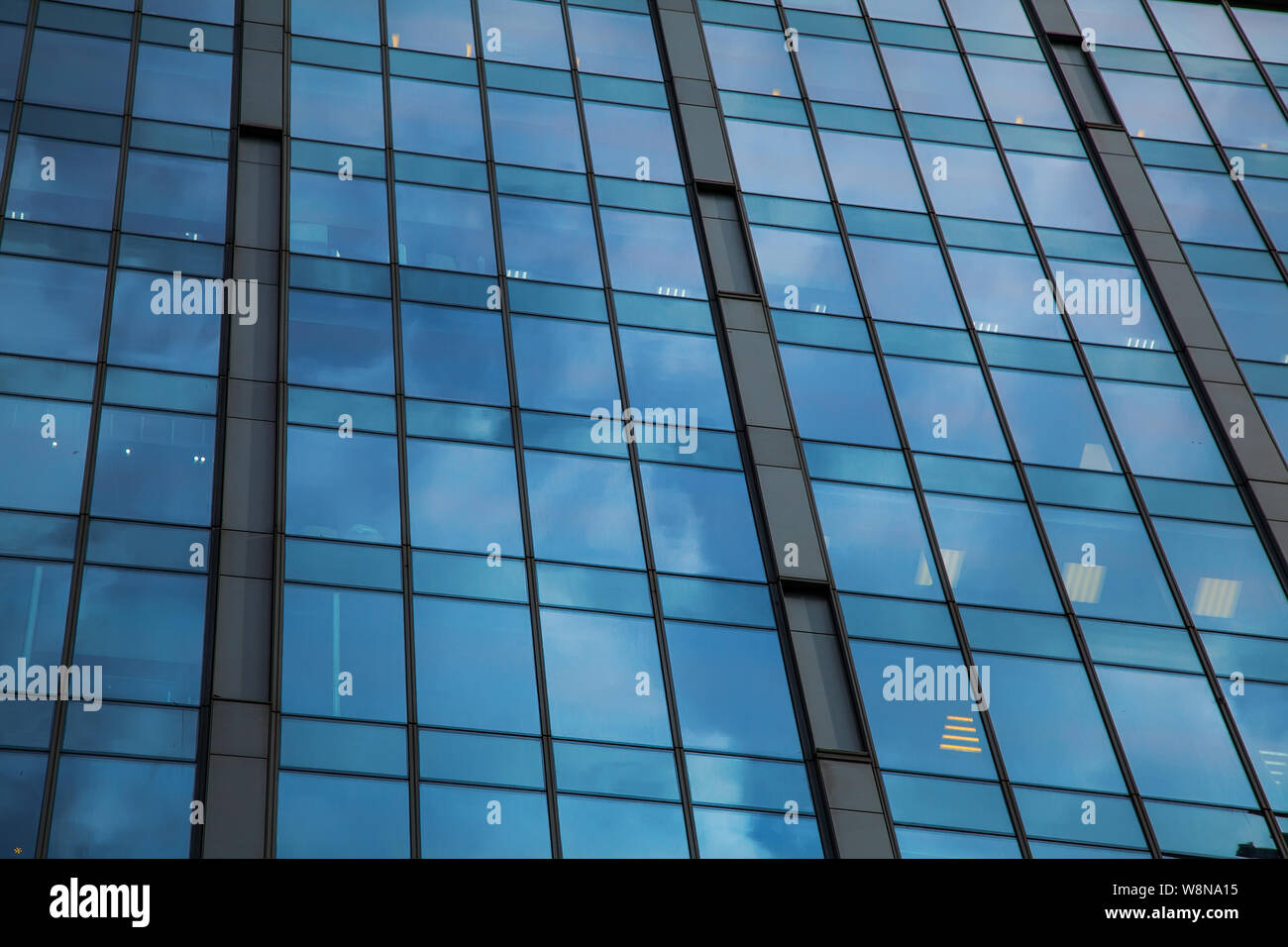 Teil der Fassade eines Glashochhaus. Die modernen architektonischen Hintergrund der Stadt. Business center Hintergrund Stockfoto