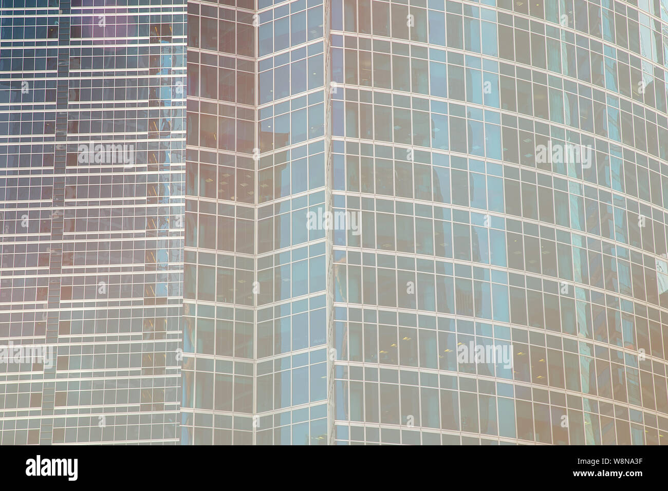 Teil der Fassade eines Glashochhaus. Die modernen architektonischen Hintergrund Stockfoto