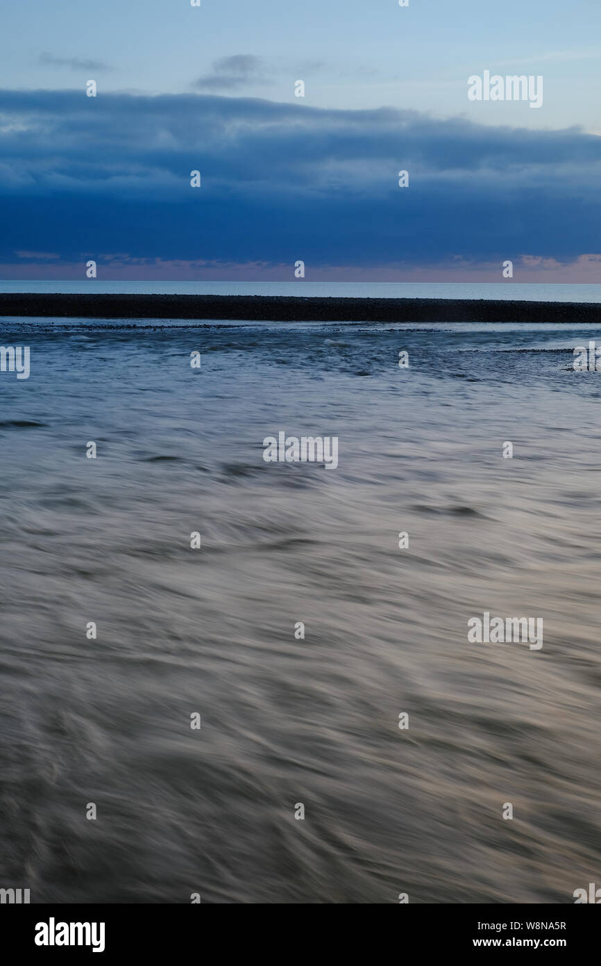 Abfluss aus dem Cuckmere river Mündung auf einem kühlen Blau Abend 7. Stockfoto