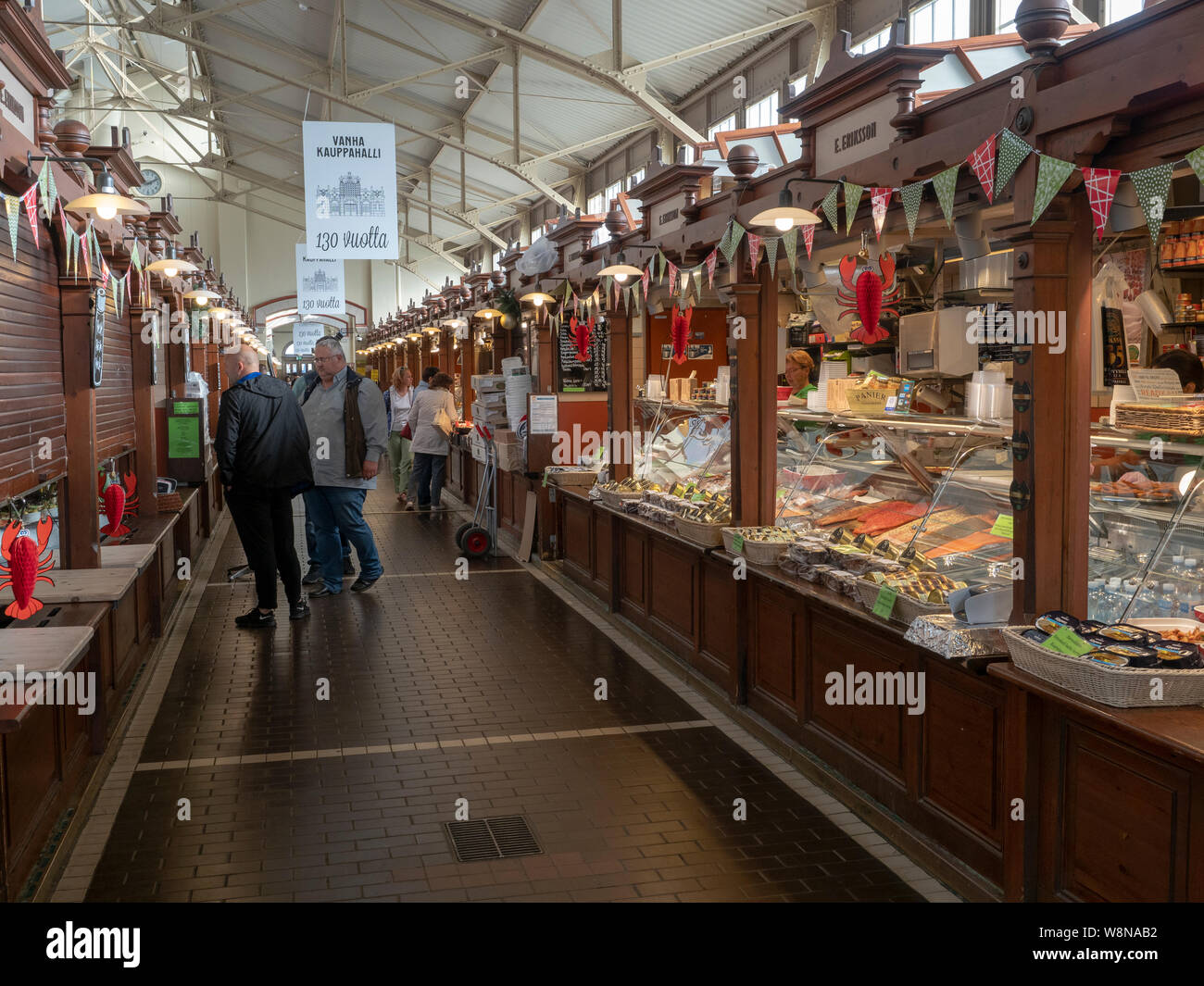 Imbissstände innerhalb der Fischmarkt in Helsinki, Finnland Stockfoto