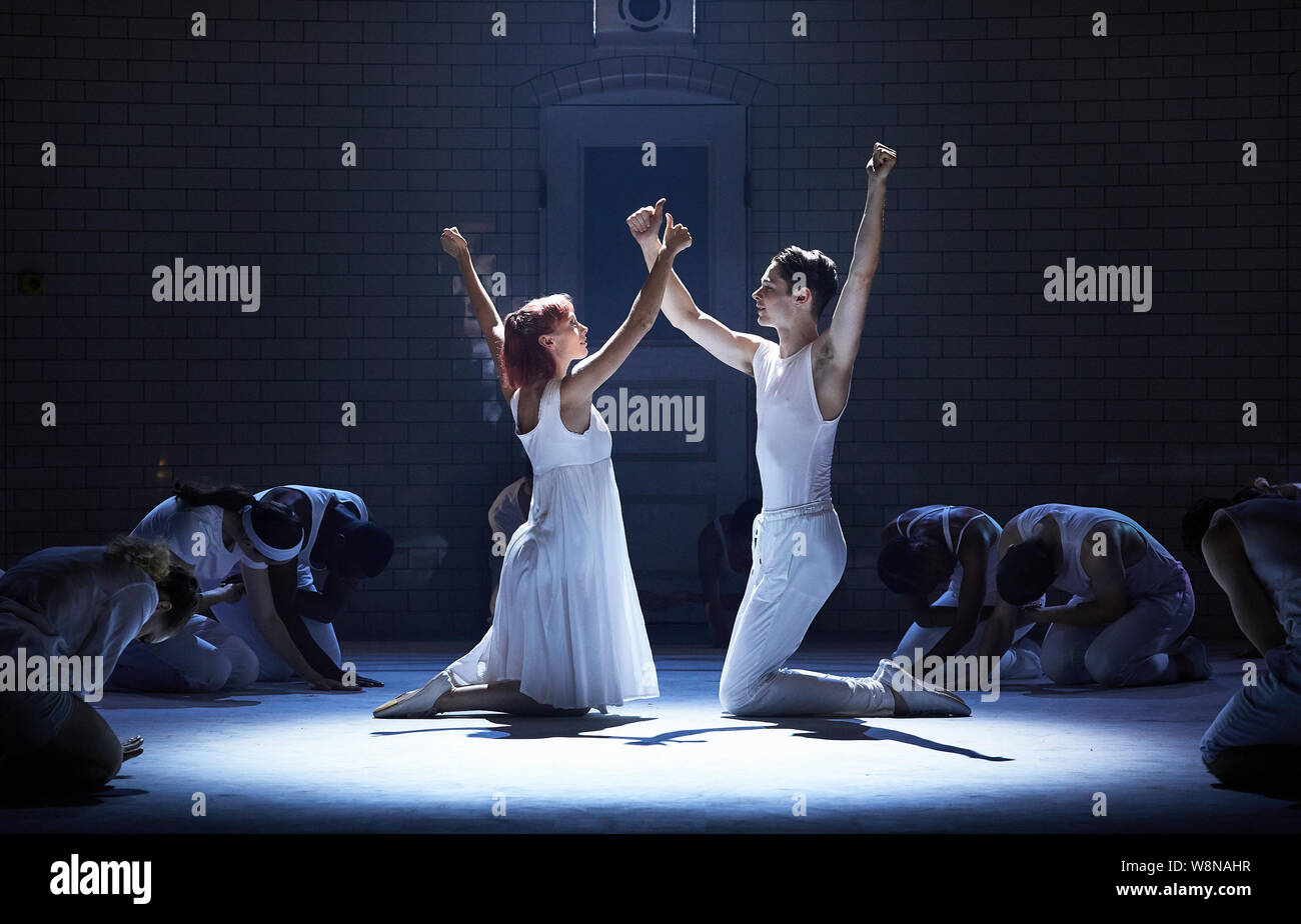 Matthew Bourne 'Romeo und Julia' in Sadler's Wells LONDON, ENGLAND - AUGUST 2019: Paris Fitzpatrick als Romeo, Cordelia Braithwaite, wie Julia, Dan Wright als Tybalt, Jackson Fisch als Balthasar, Reece Causton als Mercutio und neue Abenteuer in Matthew Bourne 'Romeo und Julia' in Sadler's Wells Theatre am 9. August 2019 in London, England. (Foto durch Ambra Vernuccio) Stockfoto