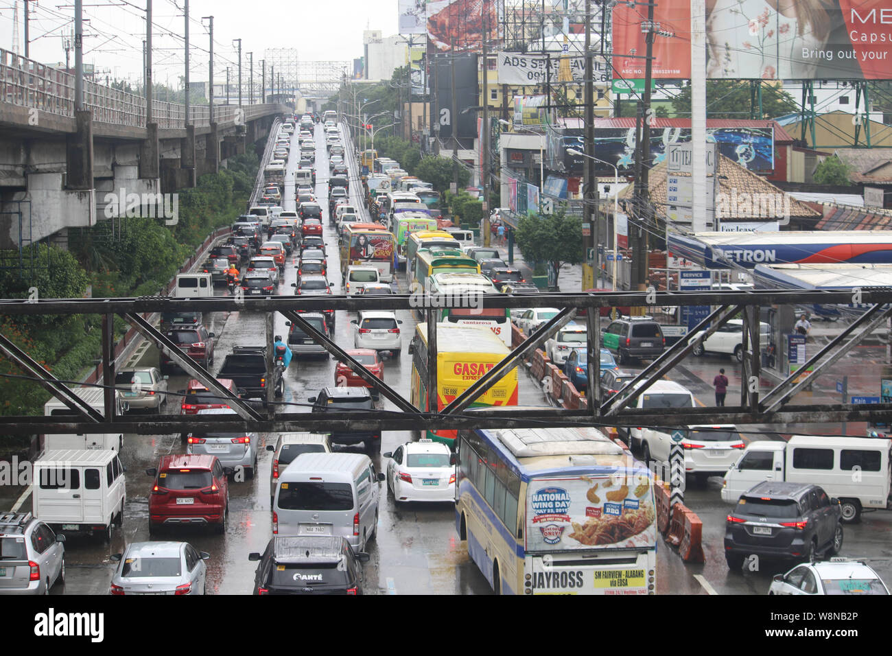 Manila, Philippinen. 09 Aug, 2019. Eine Stoßstange an Stoßstange Verkehr wurde durch den plötzlichen Regenguss verursacht und Überschwemmungen in vielen Bereichen in Metro Manila. Verkehr enforcer Der mmda (Metropolitan Manila Development Authority) wurden strenge Bestellungen nicht zu lassen, Stadtbusse, verletzen die gelb Lane Politik entlang EDSA. (Foto von Ismael Michael Dula/Pacific Press) Quelle: Pacific Press Agency/Alamy leben Nachrichten Stockfoto