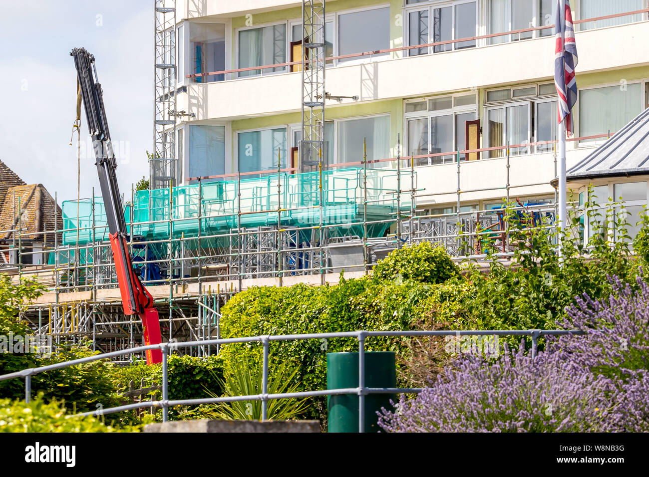 South Cliff Tower, East Sussex UK, 8. Aug 2019. Polizei Sanitäter und Air Ambulance besuchen Baustelle Unfall. Mann in 20 s stirbt der Verletzungen: Kredit. Newspics UK-Süd Stockfoto