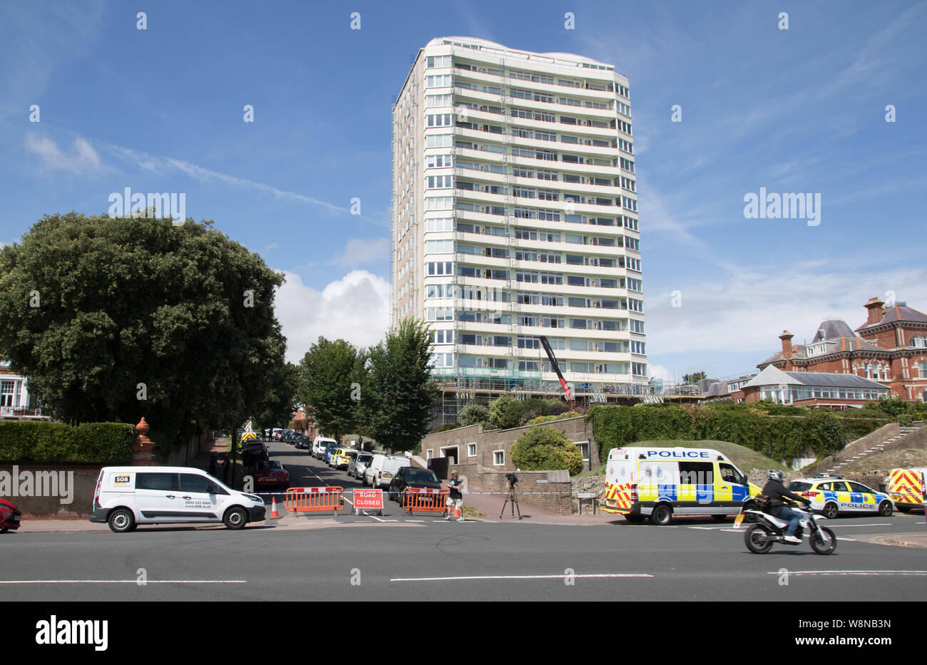 South Cliff Tower, East Sussex UK, 8. Aug 2019. Polizei Sanitäter und Air Ambulance besuchen Baustelle Unfall. Mann in 20 s stirbt der Verletzungen: Kredit. Newspics UK-Süd Stockfoto