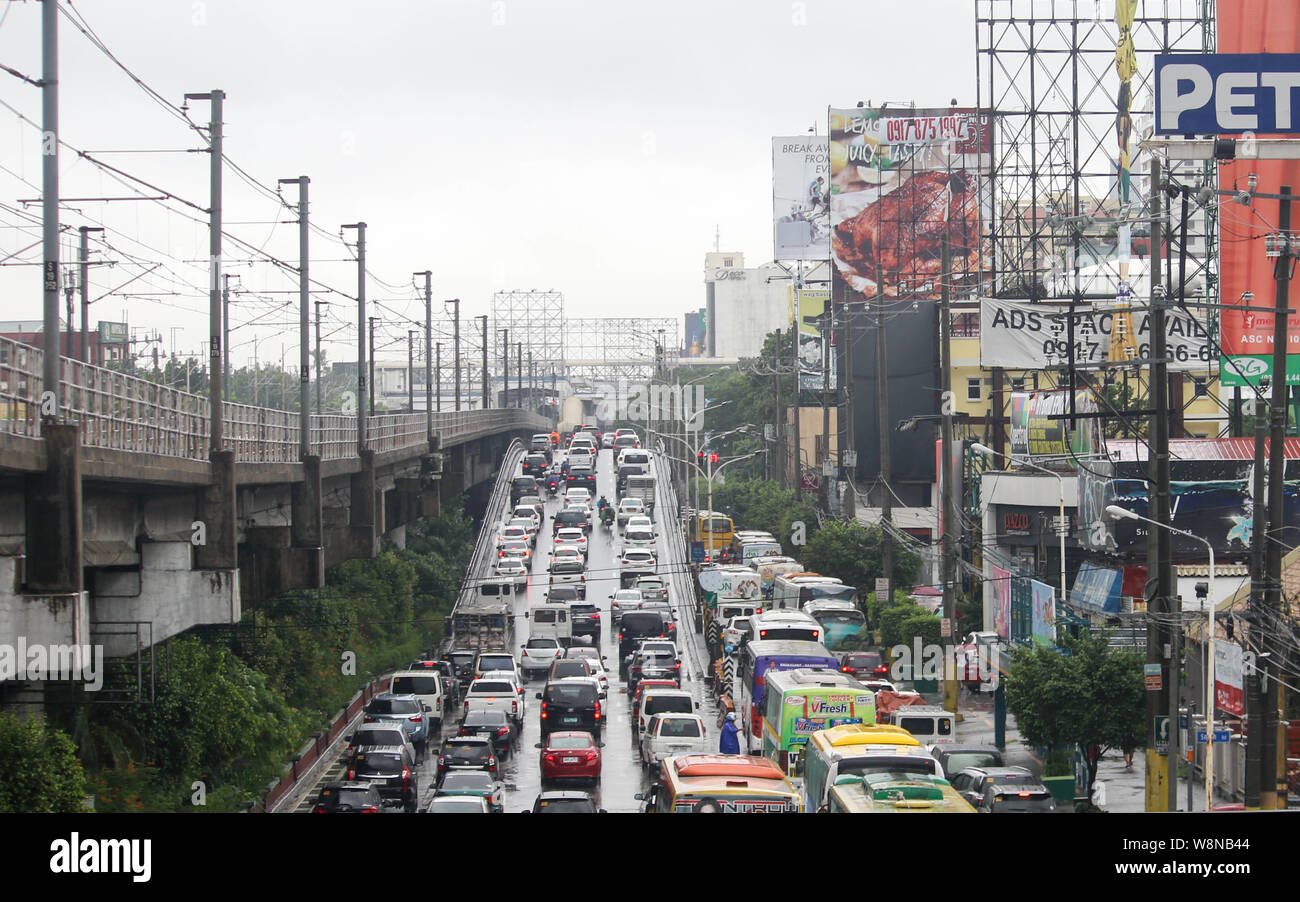 Ein Stau in edsa an einem verregneten Freitag Nachmittag sogar die Anzahl Codierung von der Regierung umgesetzt wird. In den Philippinen, ist es illegal Montags zu fahren, wenn das Kennzeichen eines Fahrzeugs endet in einem 1 oder 2, während am Dienstag, es ist der 3. und 4. Am Mittwoch, 5. und 6. Donnerstag, 7. und 8. Schließlich, am Freitag, 9. und 0. Diese ungewöhnliche Gesetz ist Teil des einheitlichen Vehicular Volume Reduction Programm oder Anzahl Codierung. Das Programm zielt darauf ab, die Verkehrsüberlastung zu verringern, während der Stoßzeiten, durch Einschränken der Typen von Fahrzeugen, großen öffentlichen Straßen verwenden, die sich auf die letzte Ziffer des Fahrzeugs kann Stockfoto