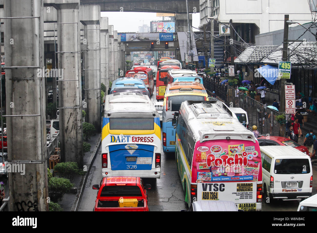 Manila, Philippinen. 09 Aug, 2019. Eine Stoßstange an Stoßstange Verkehr wurde durch den plötzlichen Regenguss verursacht und Überschwemmungen in vielen Bereichen in Metro Manila. Verkehr enforcer Der mmda (Metropolitan Manila Development Authority) wurden strenge Bestellungen nicht zu lassen, Stadtbusse, verletzen die gelb Lane Politik entlang EDSA. (Foto von Ismael Michael Dula/Pacific Press) Quelle: Pacific Press Agency/Alamy leben Nachrichten Stockfoto