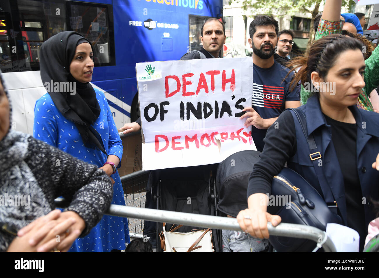 London, Großbritannien. 10 Aug, 2019. Hunderte Kaschmiri protest Indien Terroristen und Indische Armee Besetzung widerrufen Artikel 370 und 35 A. Die gleiche Sprache Israel Apartheid in Palästina außerhalb Indiens Botschaft London, Die ganze Welt leiden, Chaos und Blutvergießen ist die Schaffung des Westens Pro-Demon-cracy, Menschenrechte und Freiheit auf die Kosten für die nichtweisse Bevölkerung und Nation am 20. August 2019, UK. Bild Capital/Alamy leben Nachrichten Stockfoto