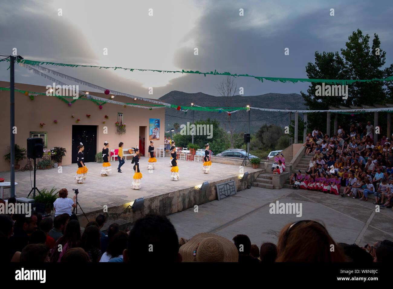 Zuschauer Flamenco Anzeige in einem kleinen spanischen Dorf Stockfoto