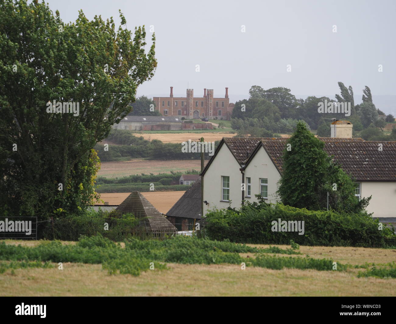 Eastchurch, Kent, Großbritannien. 10 August, 2019. UK Wetter: Ein windiges, warmen und sonnigen Nachmittag in Eastchurch, Kent. Blick auf historische Shurland Halle. Credit: James Bell/Alamy leben Nachrichten Stockfoto