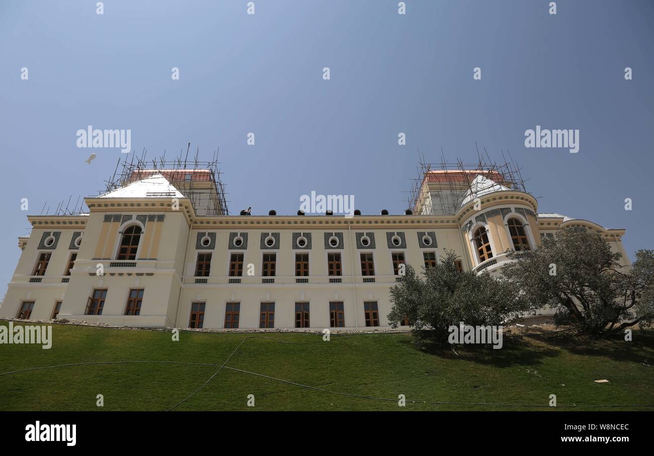 Kabul, Afghanistan. 8 Aug, 2019. Foto auf Aug 8, 2019 zeigt die Darul Aman Palace unter Rekonstruktion in Kabul, der Hauptstadt Afghanistans. Die rekonstruierten Darul Aman Palast mit weißer und gelber Farbe, gelegen auf einem Hügel im westlichen Rand von Kabul, und das Tor wird für die Öffentlichkeit öffnen noch in diesem Monat, als die Hauptstadt ist unter angespannten Wiederaufbau seinen Krieg - zerschlagene Gesicht zu ändern. GEHEN MIT 'Feature: der afghanischen König rekonstruierte Palast verschönert Kabul Landschaft" Credit: Rahmatullah Alizadah/Xinhua/Alamy leben Nachrichten Stockfoto