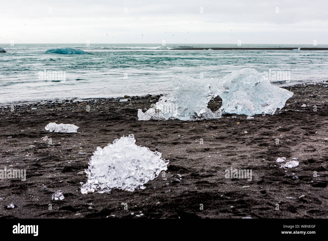 Stücke von Eis auf dem Diamond Beach Am Gletschersee Jökulsárlón in Island Stockfoto