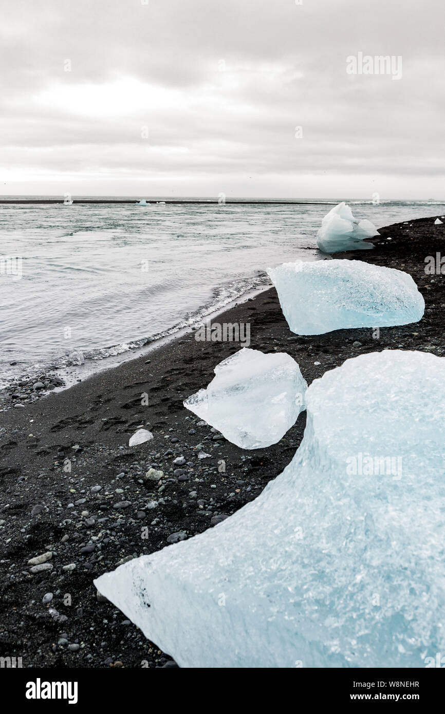 Stücke von Eis auf dem Diamond Beach Am Gletschersee Jökulsárlón in Island Stockfoto