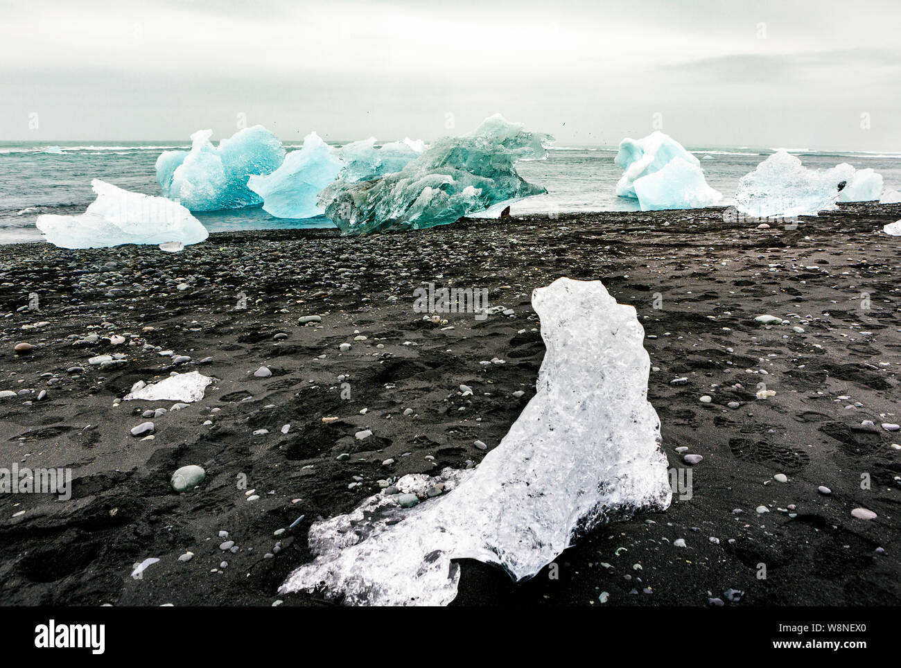 Stücke von Eis auf dem Diamond Beach Am Gletschersee Jökulsárlón in Island Stockfoto