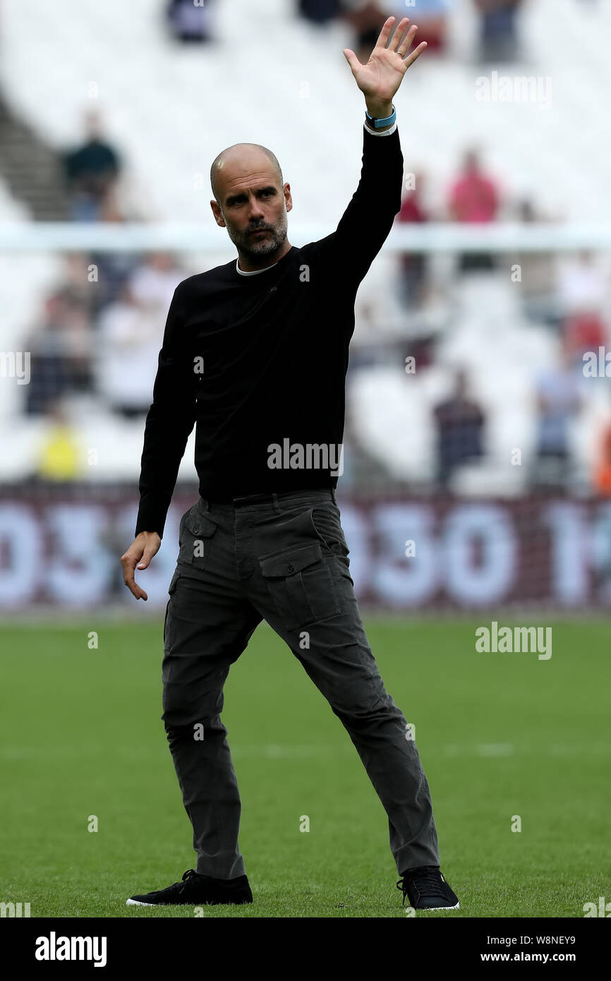 London, Großbritannien. 10 August, 2019. London, Großbritannien. 10 Aug, 2019. Fußball der englischen Premier League, West Ham United gegen Manchester City, Manchester City Manager Josep Guardiola Wellen an die Fans - Streng redaktionelle Verwendung. Keine Verwendung mit nicht autorisierten Audio-, Video-, Daten-, Spielpläne, Verein/liga Logos oder "live" Dienstleistungen. On-line-in-Match mit 120 Bildern beschränkt, kein Video-Emulation. Credit: Aktion Plus Sport Bilder/Alamy leben Nachrichten Stockfoto