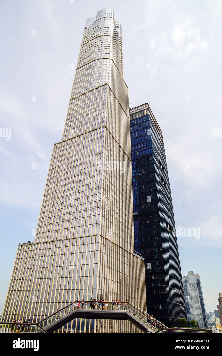 Das 35 Hudson Yards Gebäude in Manhattans West Side ist ein gemischtes Gebäude, das sowohl Gewerbe- als auch Wohnräume umfasst. New York City, USA. Stockfoto