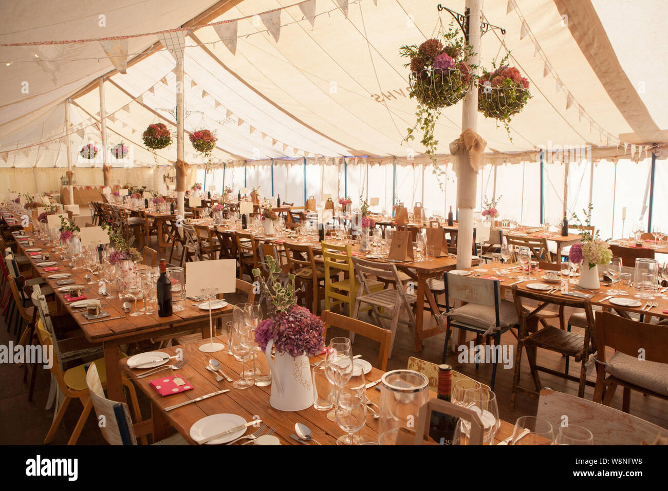 Landhausstil Festzelt Hochzeit Dekorationen Stockfotografie - Alamy