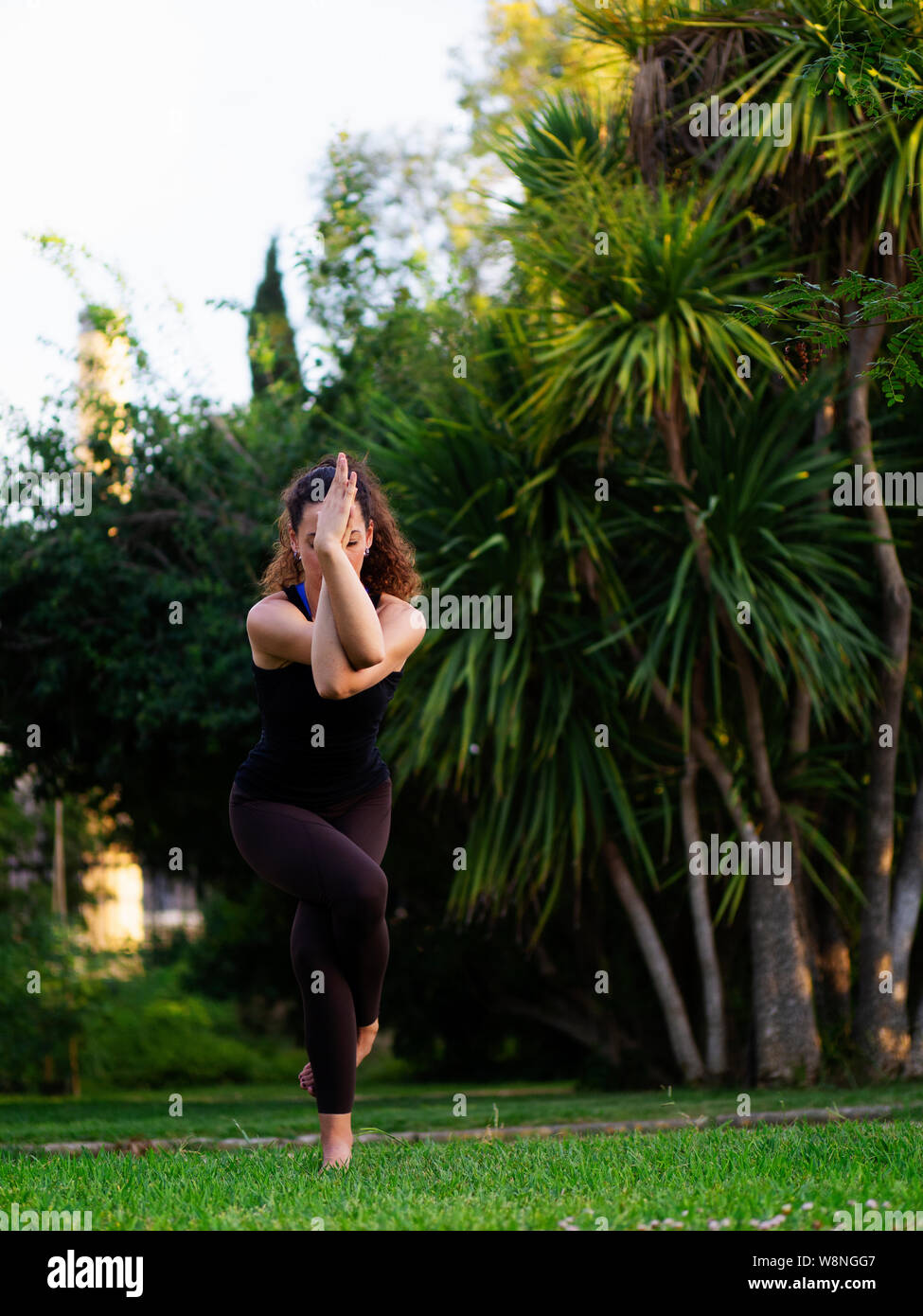 Schöne junge Frau Yoga in der Natur Stockfoto