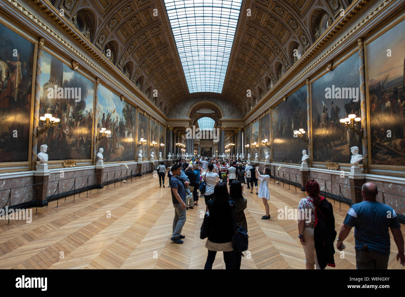 Touristen, die innerhalb der Halle der Schlachten im Südflügel des Schlosses von Versailles, Yvelines, Region Île-de-France Frankreich Stockfoto