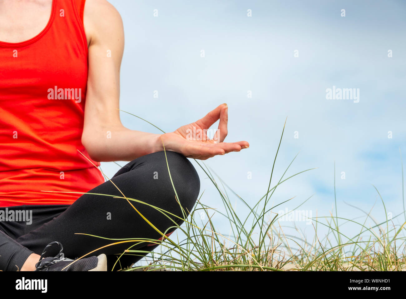 Frau, meditieren, Yoga pose mit Yoga Hände, mit Kopie Raum schließen. Stockfoto